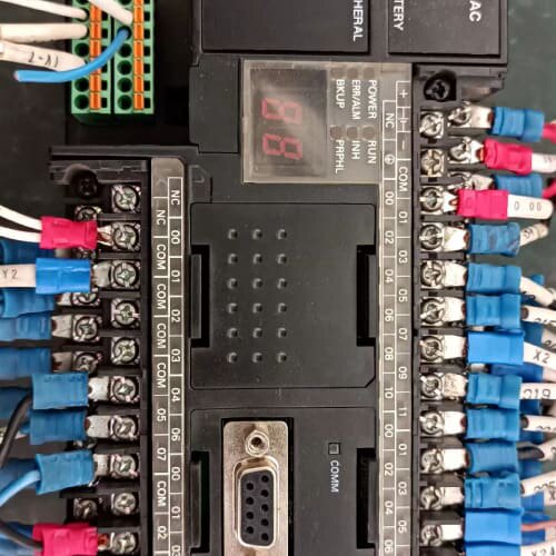 议价cp1h-xa40dt-d 标签左下角卡扣处有烫痕，