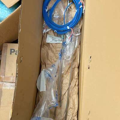 议价全新Chino铠装热电偶，型号KT98B-7660F，带原厂