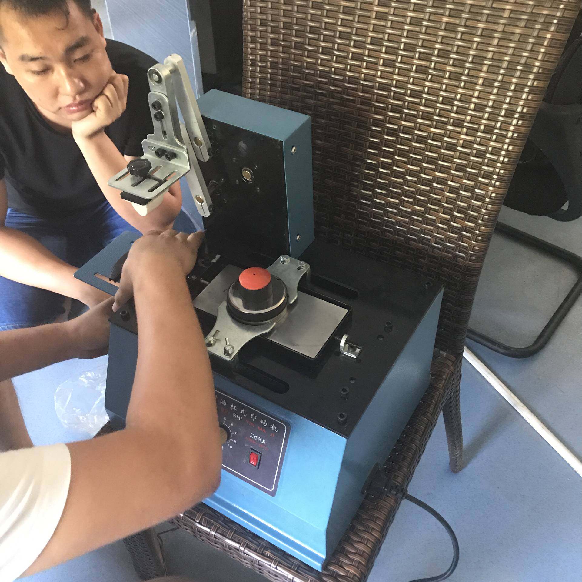 仿喷码油盅电动油墨打码机 商标产品批号生产日期印码丝印移印机