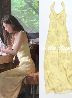 钟楚曦同款黄色印花荷叶边连衣裙女法式复古气质修身度假吊带长裙