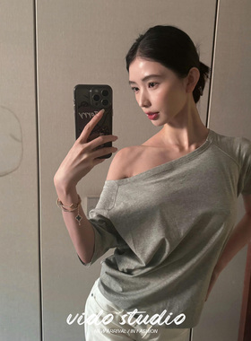 方圆同款灰色斜肩短袖T恤女夏一字露肩宽松慵懒风显瘦设计感上衣