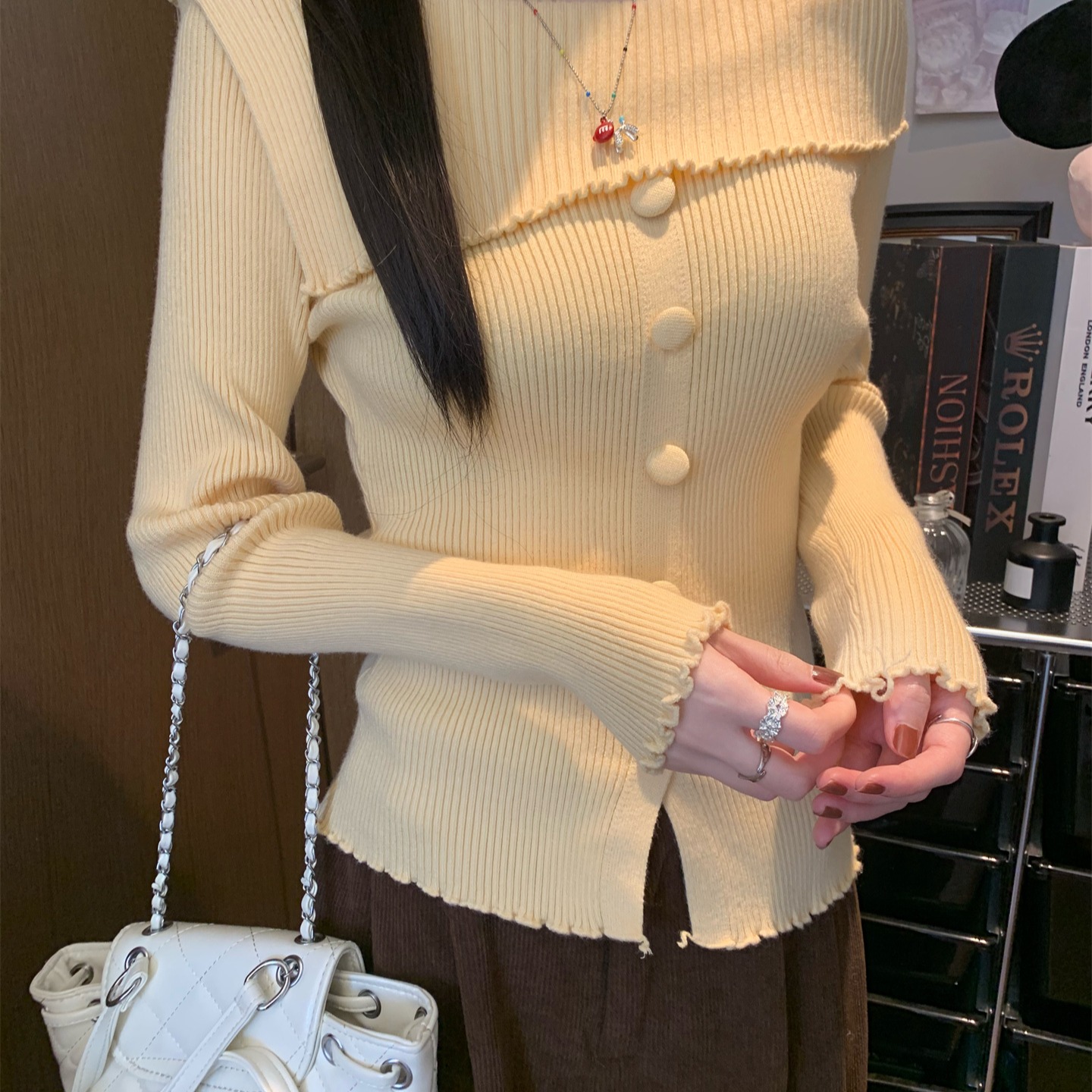 一字肩木耳边打底衫女春秋纯欲内搭毛衣燕麦色开叉针织上衣