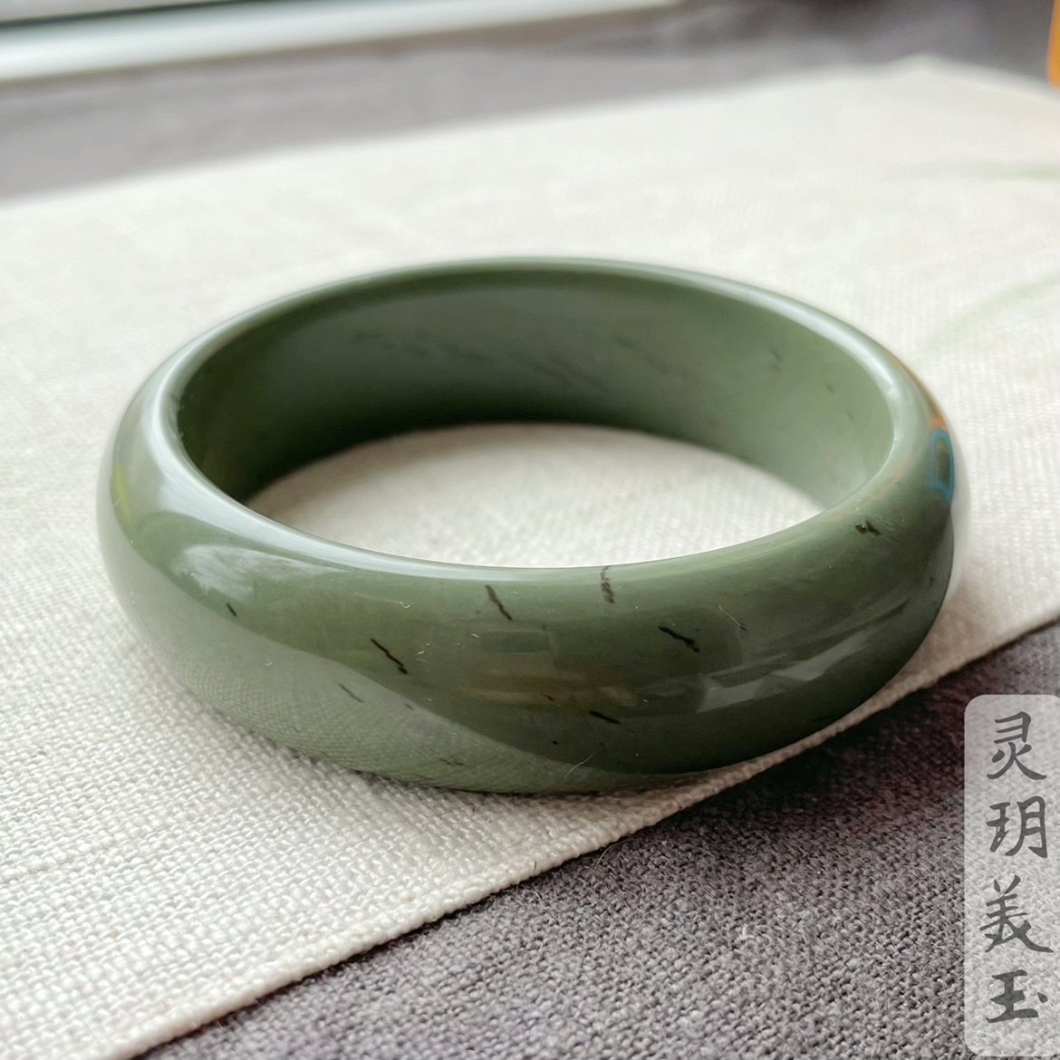 精品新疆小草湖地表泥石玉籽料手镯莫兰迪色绿蓝红紫纯黑瓷化泥石