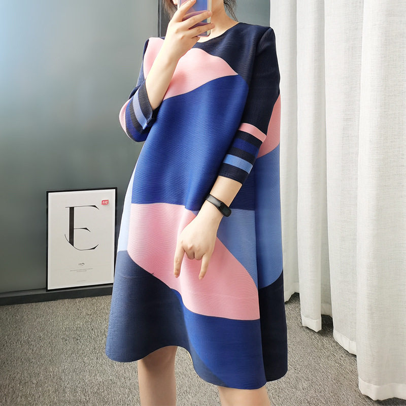 灵影褶皱L007【现货】三宅撞色连衣裙女大气时尚2026春季宽松遮肚