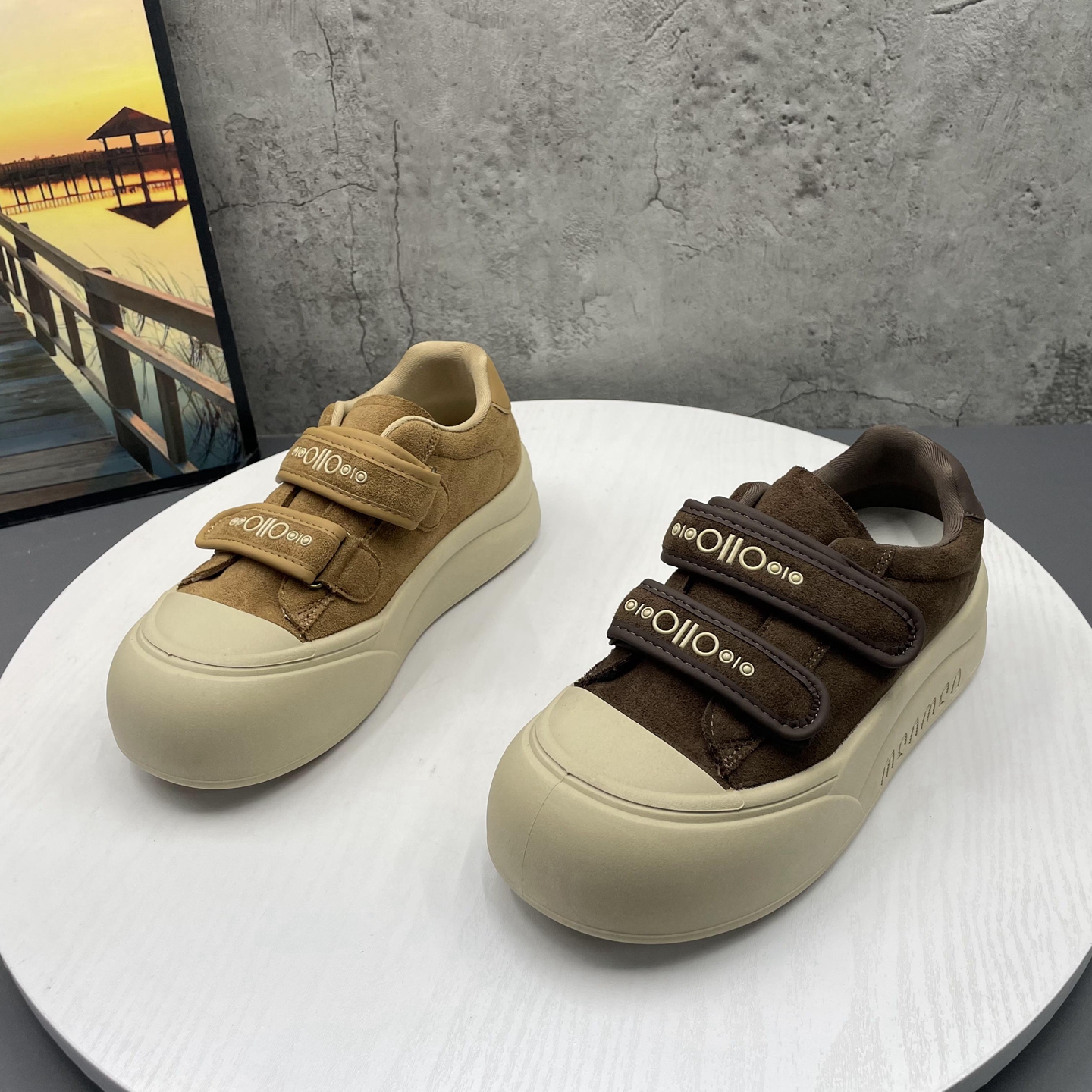 撤柜断码2025秋季新款厚底轻便学院风爆款网红魔术贴深口女板鞋