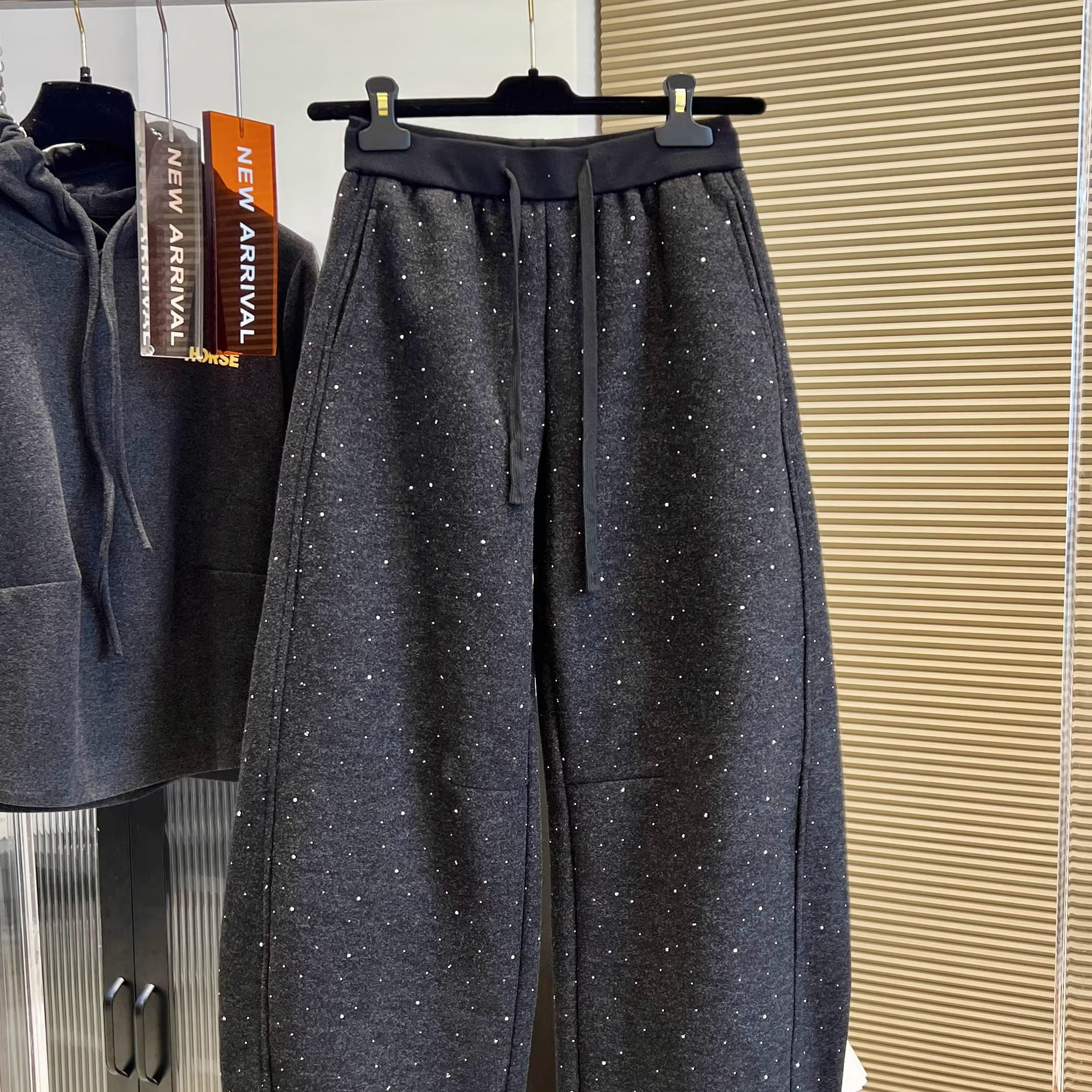 设计感小众重工钉珠加绒保暖卫裤女2025秋冬新款抽绳松紧腰弯刀裤,女装/女士精品,休闲裤,淘宝优惠券,粉丝福利购,淘宝优惠卷