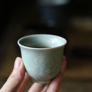半闲甄选龙泉青瓷80年代手刻牡丹纹品茗杯宋韵唇感如玉茶杯老茶器