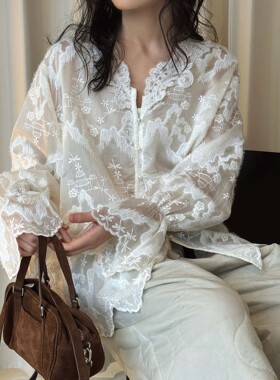 早春新款法式设计感V领重工刺绣蕾丝衬衫立体纽扣气质上衣女