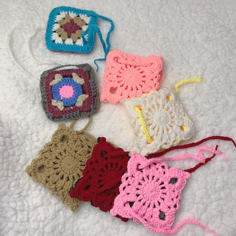 小卡包耳机包祖母格花片加粗牛奶棉手工钩织方形镂空学生小零钱包