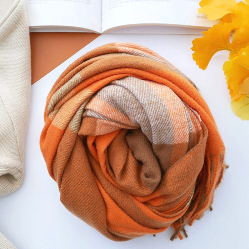 阳光满路，显白橘红，保暖围巾