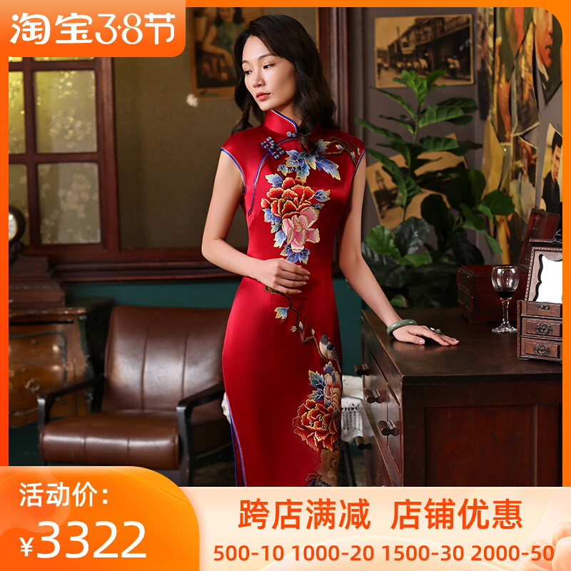 Silk elegant elite cheongsam, wedding dress