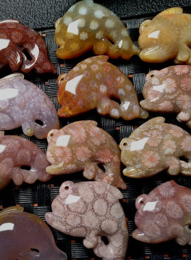 印尼珊瑚玉双面雕刻菊花石吊坠