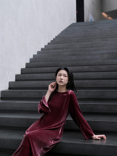 初秋chic优雅赫本红色真丝绒简单大方气质款 ins慵懒连衣裙女 法式