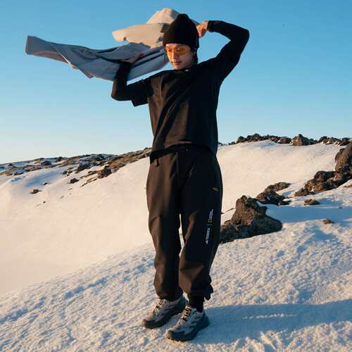 阿迪达斯户外防风透湿疏水拒水防泼软壳裤IX7923