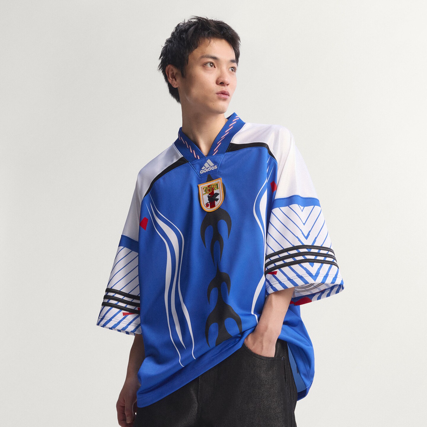 阿迪达斯ORIGINALS男子日本队足球休闲文化针织短袖V领球衣
