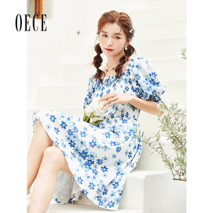 Oece温柔碎花裙夏装新款女方领泡泡气质收腰连衣裙