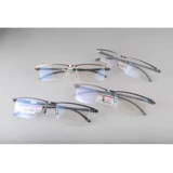 Очки миопии могут быть сопоставлены.