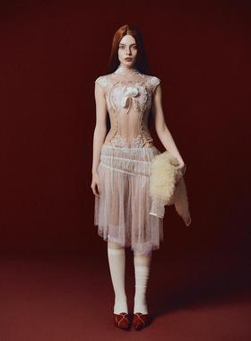 越十年越南小众La Vierge短袖蕾丝绑带花朵细节上衣短裙套装