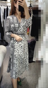 树82早春新款女士气质款真丝黑白格拼接V领收腰显瘦中长款连衣裙W