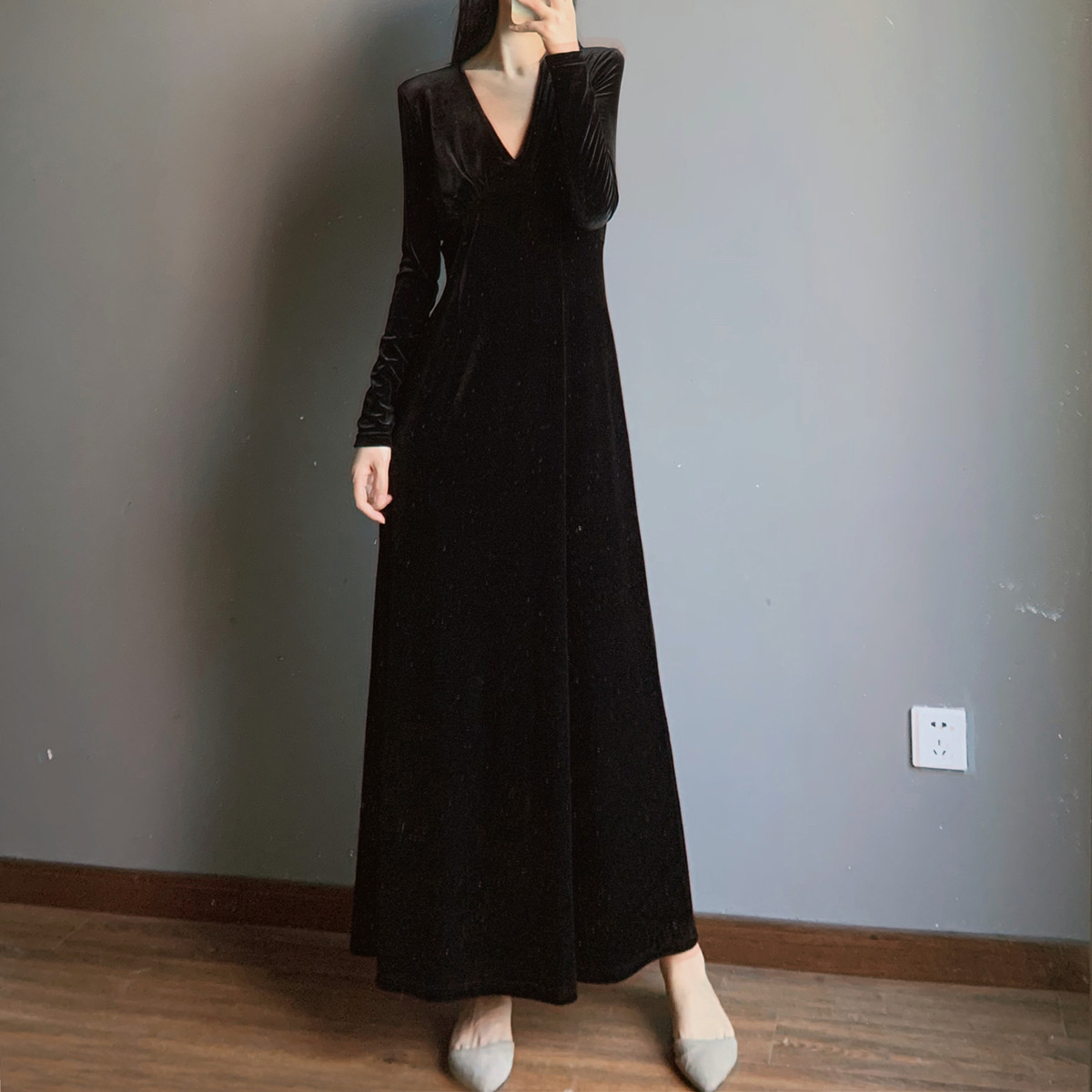 金丝绒加厚连衣裙女秋冬冷淡风v领绒面长裙超长复古丝绒打底长裙