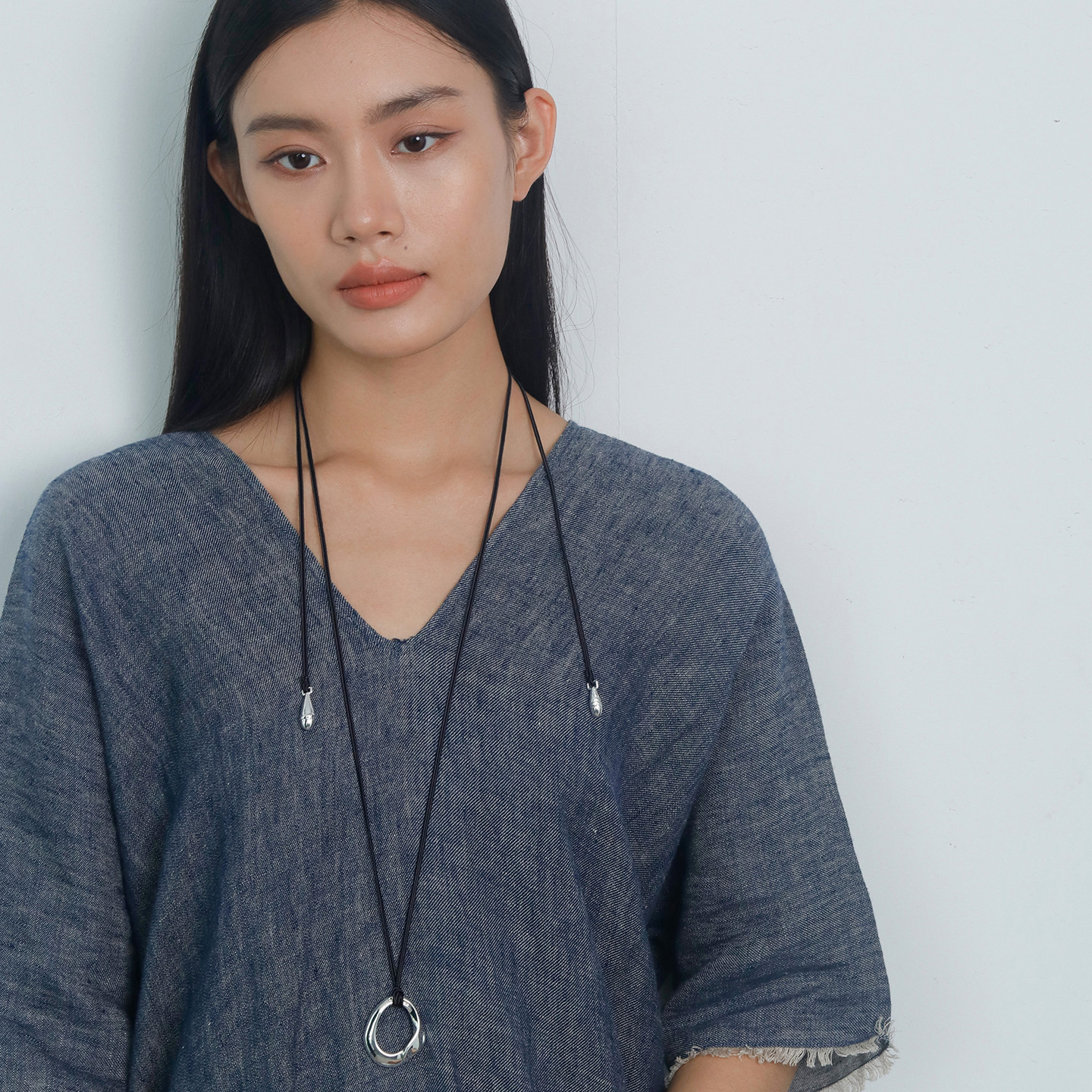 Moment 圆环吊坠黑绳挂绳皮绳长款项链毛衣链饰品配饰秋冬高级感