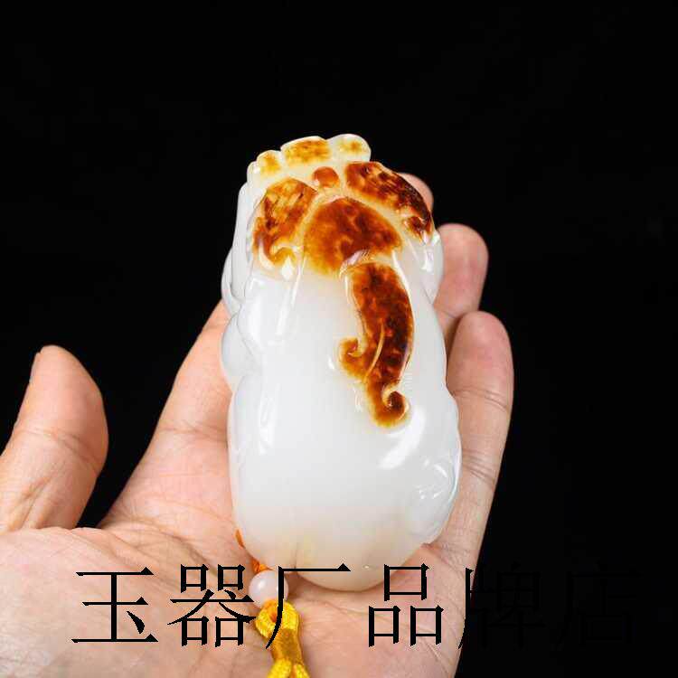 和田玉羊脂白玉籽料貔貅手把件红皮籽料原石摆件貔貅鸿运当头玩件