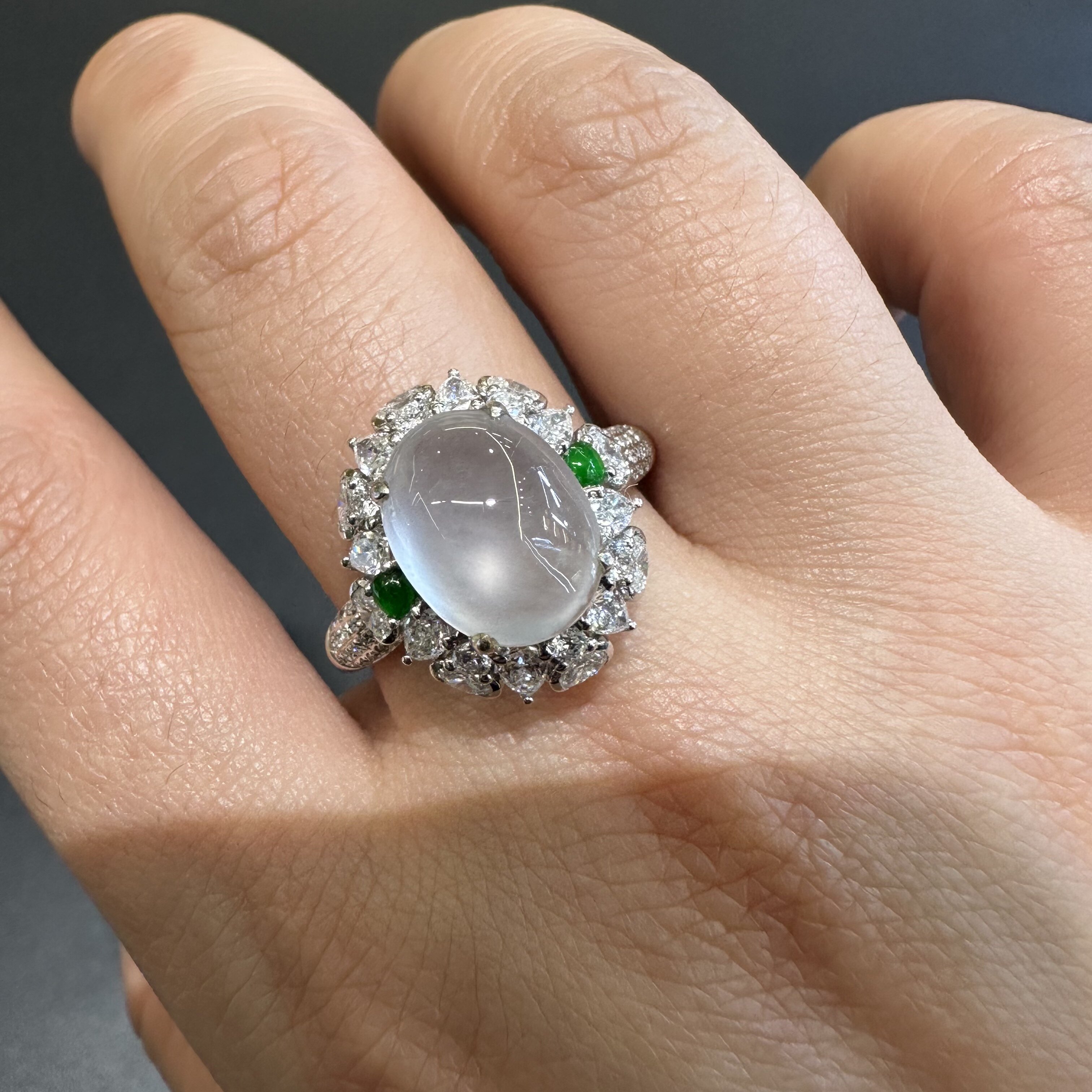 缅甸a货玻璃种白冰翡翠蛋面18k金戒指镶钻石起钢光白钢蛋翡翠女戒