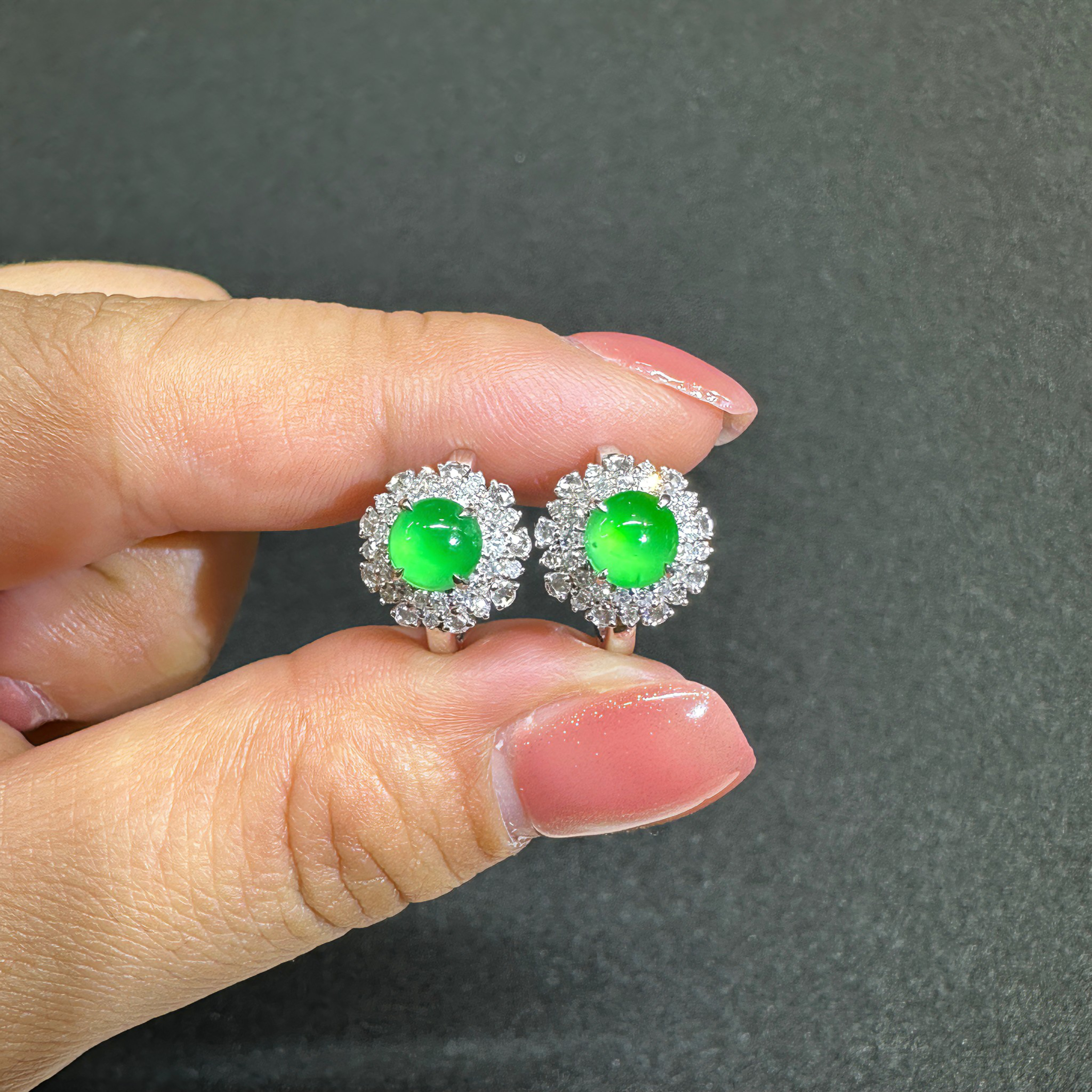 缅甸A货龙石种阳绿色翡翠蛋面耳包18k金镶钻石起光满绿绿蛋耳环女