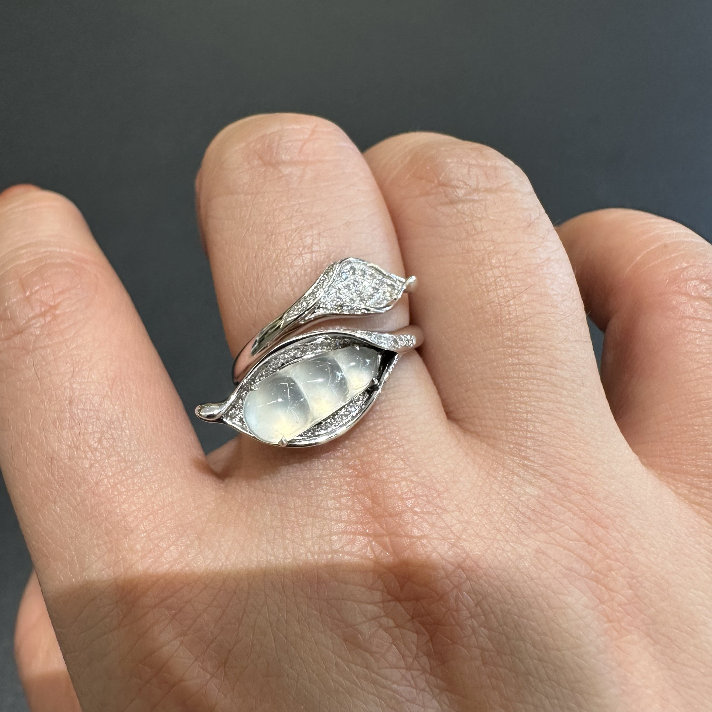 缅甸a货玻璃种白冰翡翠福豆戒指18k金镶钻石起光白冰豆子玉女戒