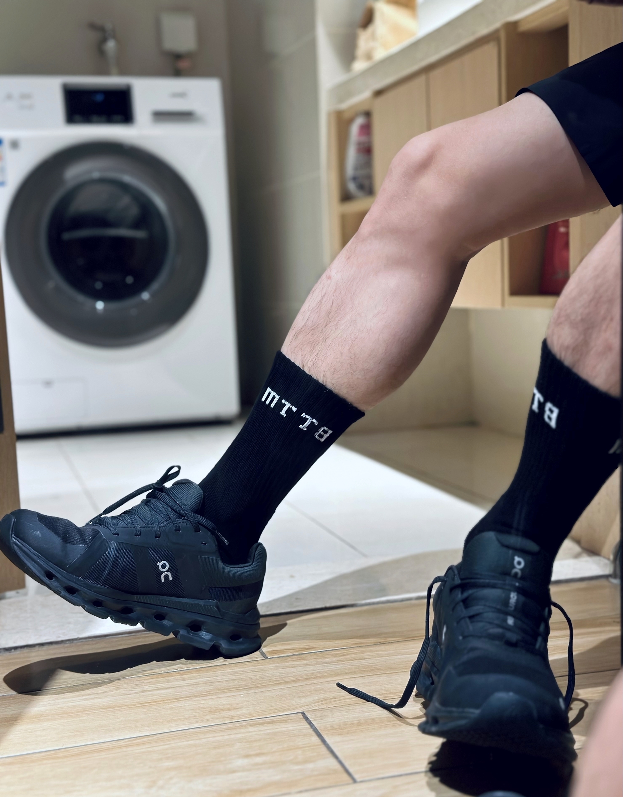 D.M2双黑白袜字母系列中筒袜