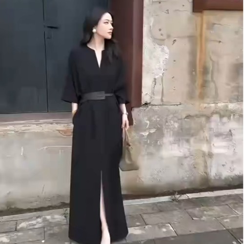 2026春秋季节轻奢风黑色V领连衣裙女装修身收腰显瘦开叉长裙气质