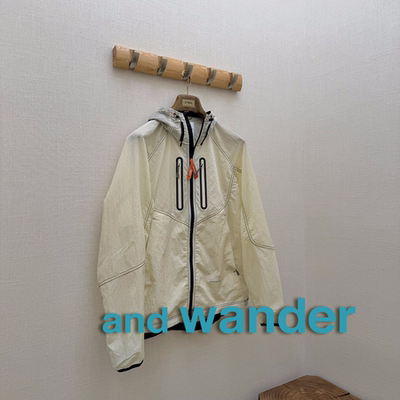 and wander X ROA联名授权26SS 米白色轻薄拼接反光防水连帽外套