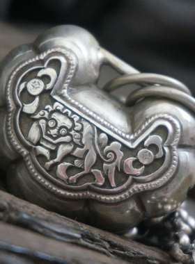 云起收藏。清代厚胎山西工狮子滚绣球百家保老银荷包锁项链 少见