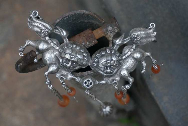 云起收藏。清代狮子滚绣球个性老玛瑙老银大锁项链 民族风穿搭