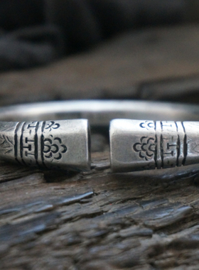 云起收藏。清代剔刻回纹花卉六棱老银镯六面实心手镯 少见