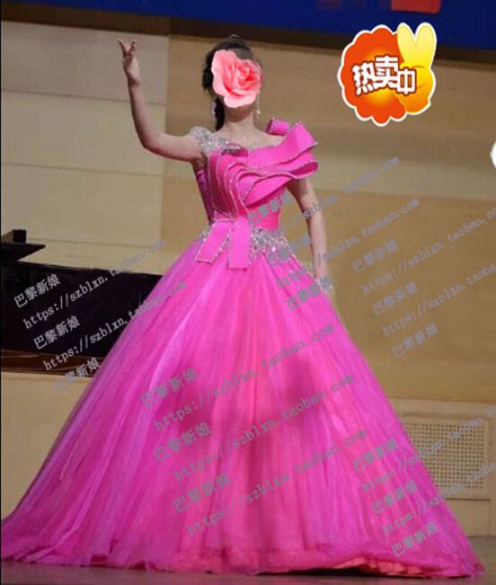 玫红色翘肩歌唱比赛音乐会蓬蓬裙