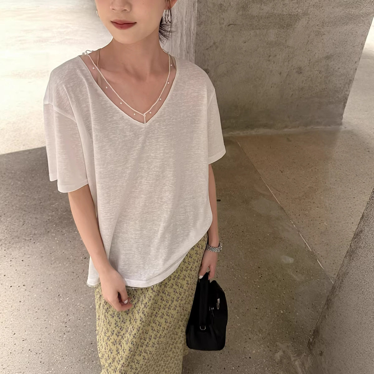 白色V领蕾丝钉珠短袖t恤女2026韩版时髦设计感百搭显瘦上衣