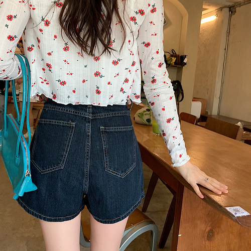 Real shot of summer discreet miniskirt, fake two-piece culottes, leg-lengthening denim skirt