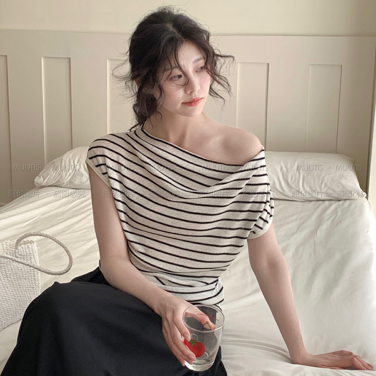 MUUTIS牧缇-夏上新韩代设计感荡领珍珠麻针织衫