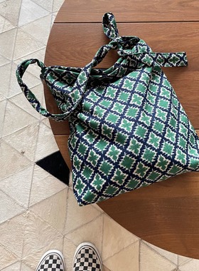 2024秋墨绿复古几何灯芯绒单肩斜挎布包慵懒风百搭可调节布袋子