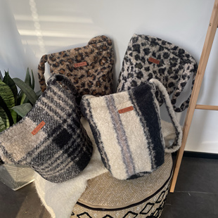 2024冬新款 豹纹羊羔毛包包女单肩斜挎包条纹水桶包百搭毛绒布袋子