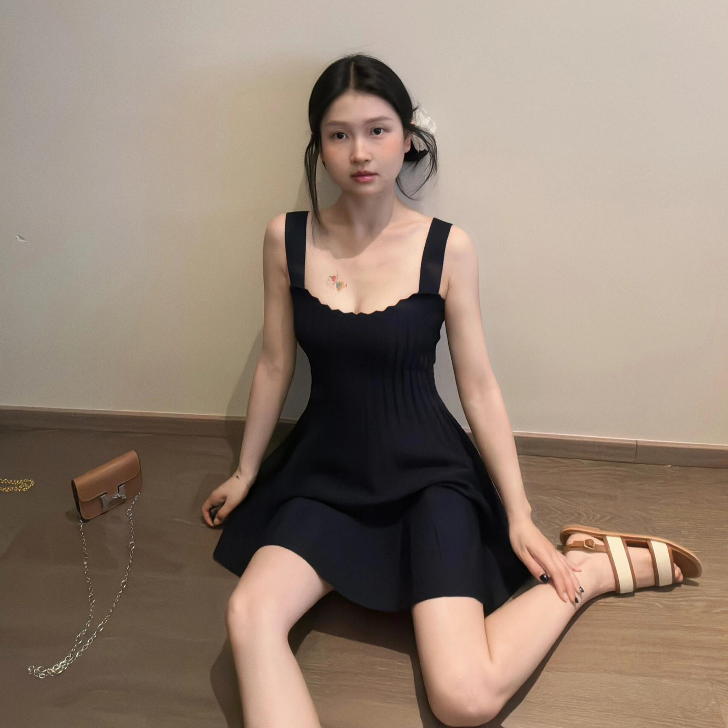 方领针织吊带连衣裙流泻贝壳裙修身显瘦气质短款赫本风小黑裙女夏