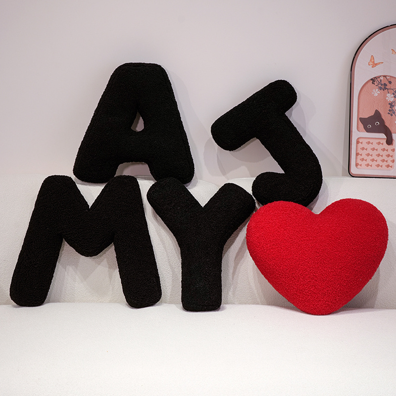 黑色纯色趣味英文字母毛绒抱枕