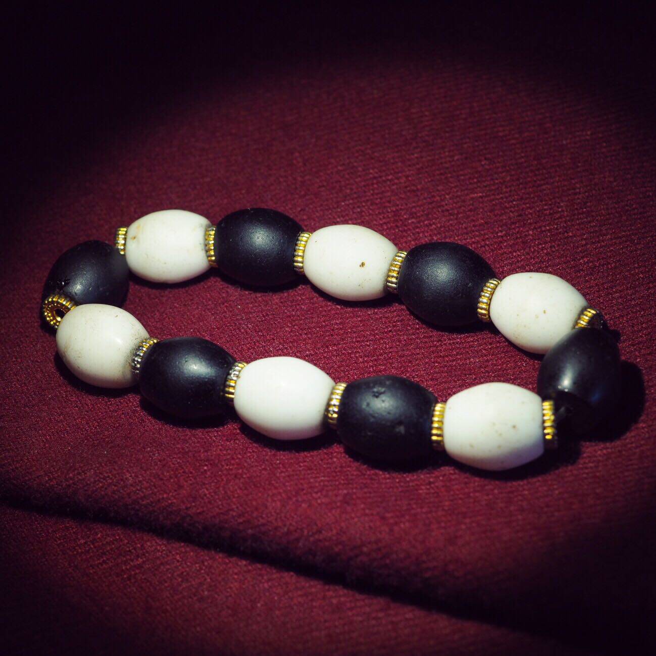 睿意藏传 西藏百年黑白雪巴夏尔巴人的老琉璃珠12枚手串 包老保真