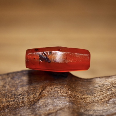 西亚千年阿契美尼德时期 红玉髓棱珠玛瑙20.5x8.3 细小冰裂 好价