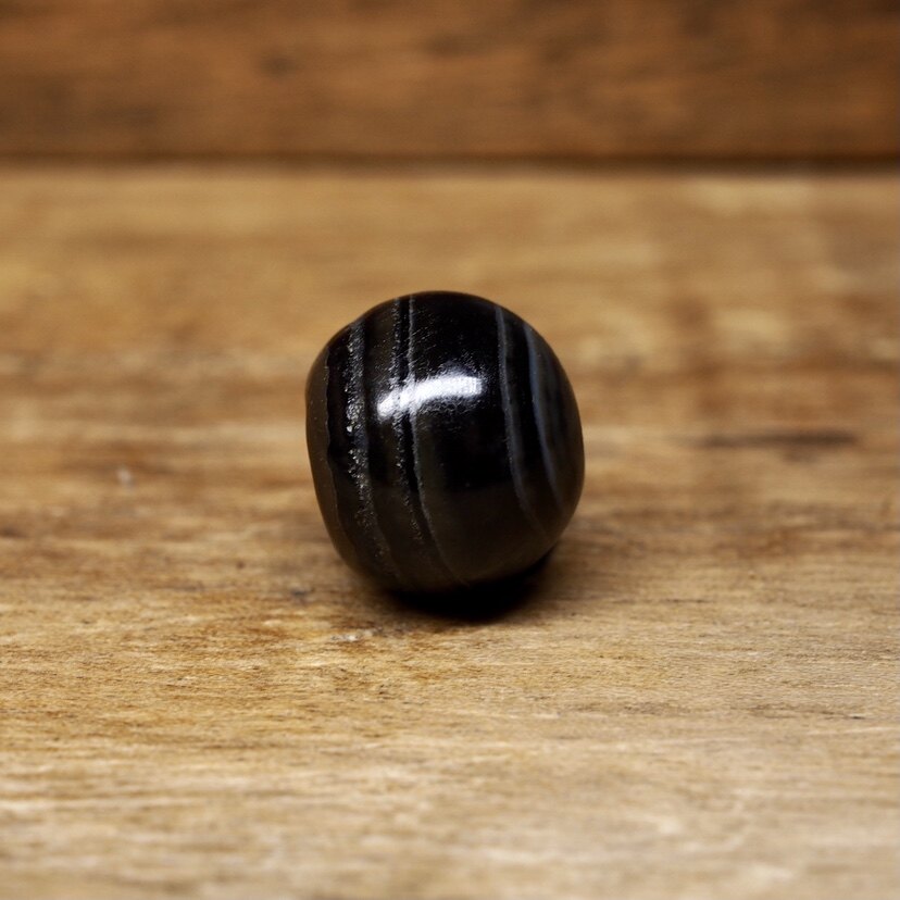 西亚几百缠丝老药师玛瑙珠 皮壳包浆熟美 纹理流畅 轻微马蹄型