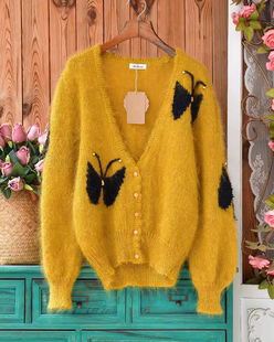 蝴蝶提花钉珠马海毛开衫 姜黄色V领宽松针织外套复古文艺质感毛衣