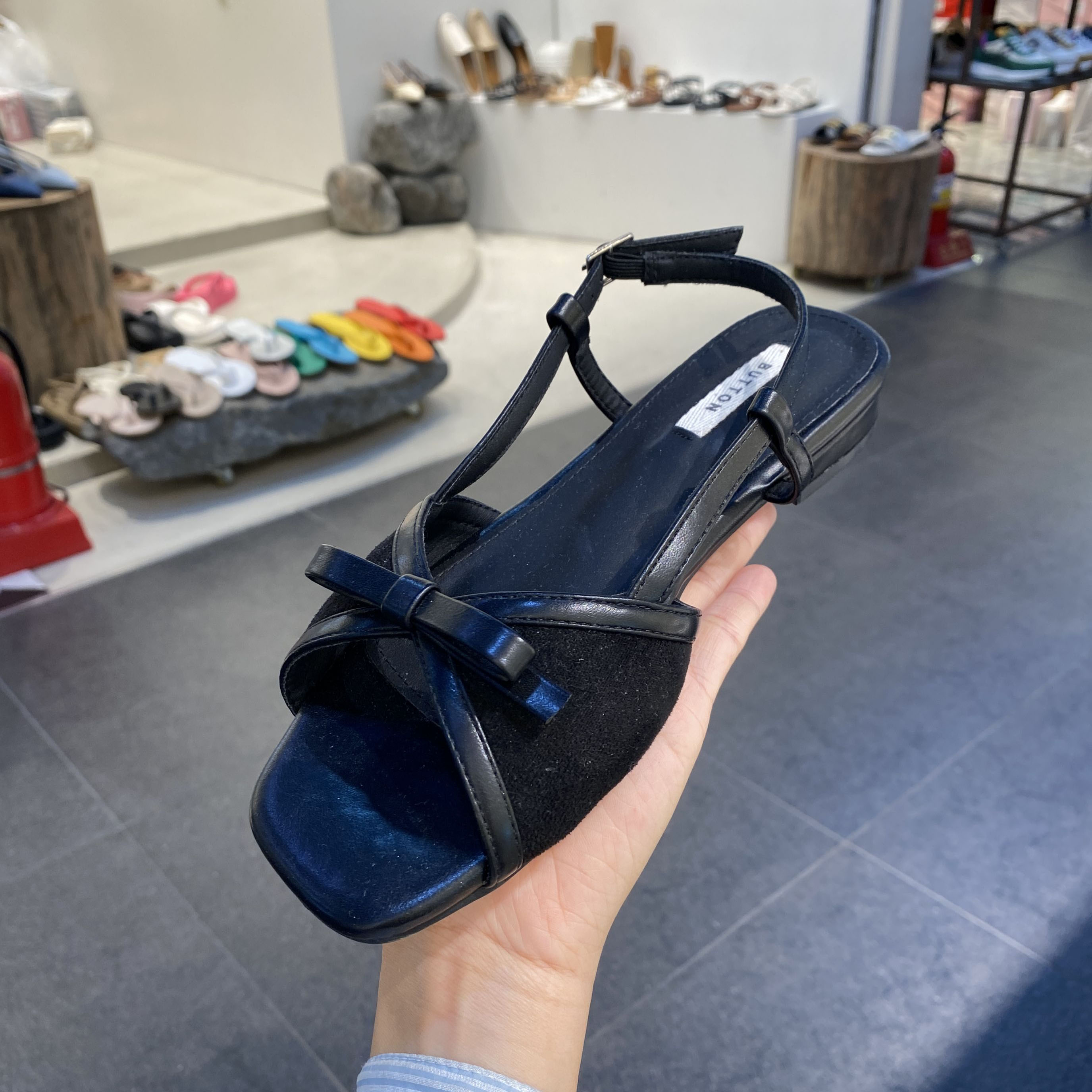 时尚低跟绒面侧后绊带凉鞋小小苏