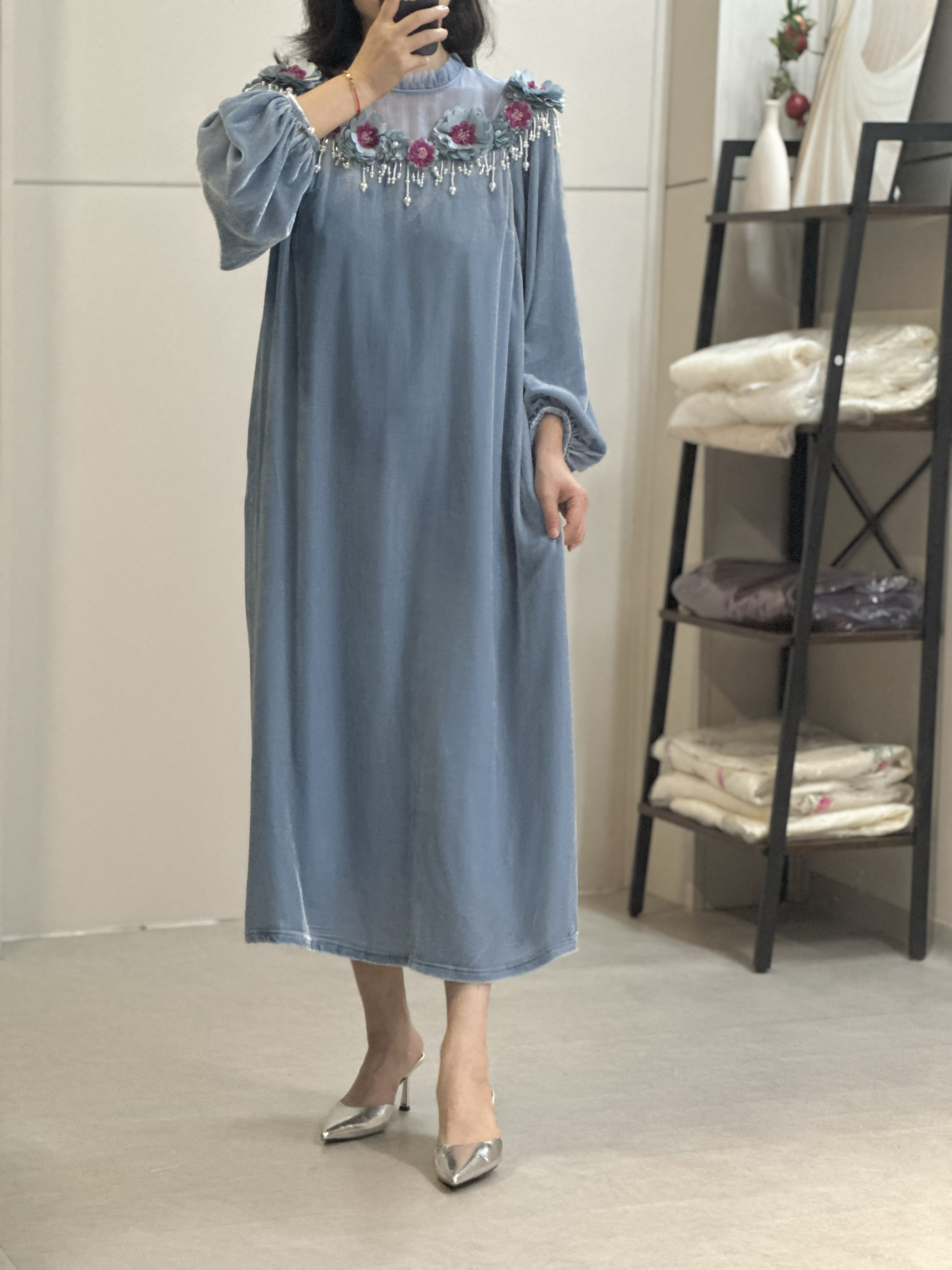 （掠影）琳烺红标了然2025秋冬新品灰蓝色真丝绒花朵宽松连衣裙