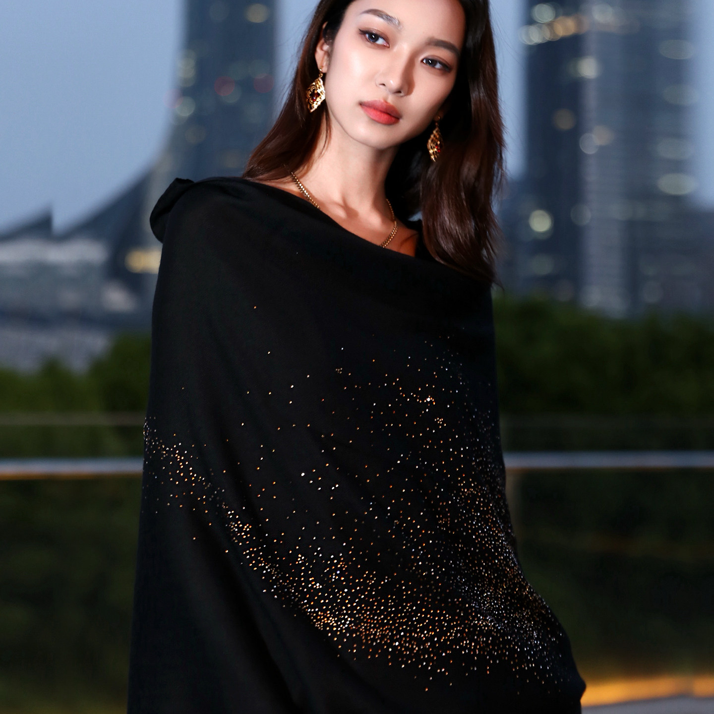 黑金银河奢华羊绒璀璨手工烫钻披肩女春秋轻薄黑色金色高贵礼品